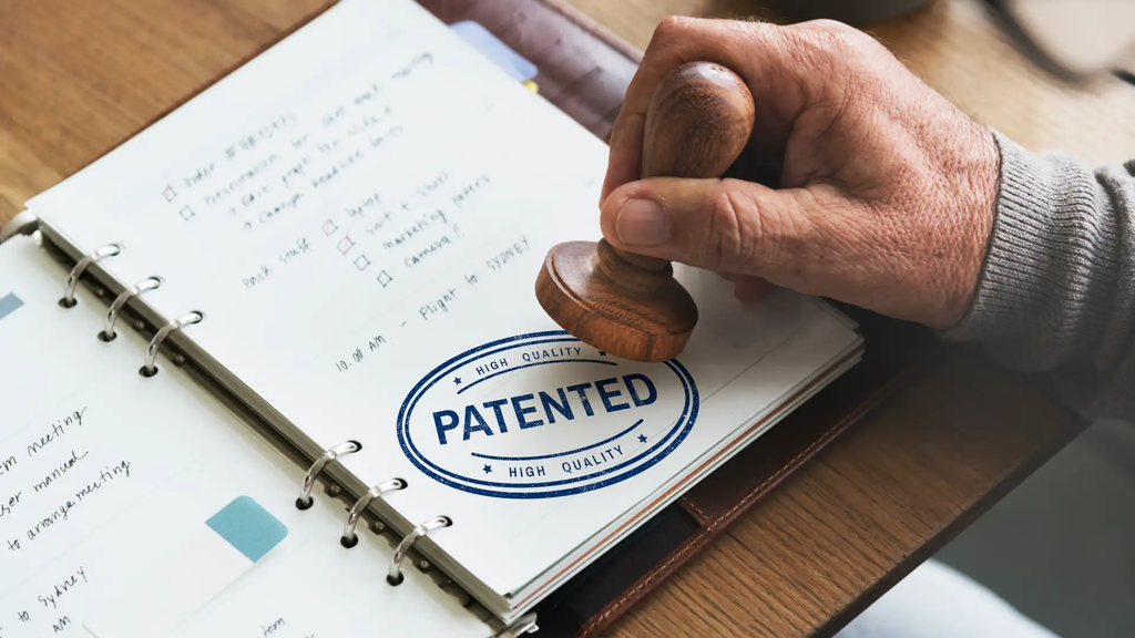 Notizbuch meinem gestempelten "Patent" Symbol.
